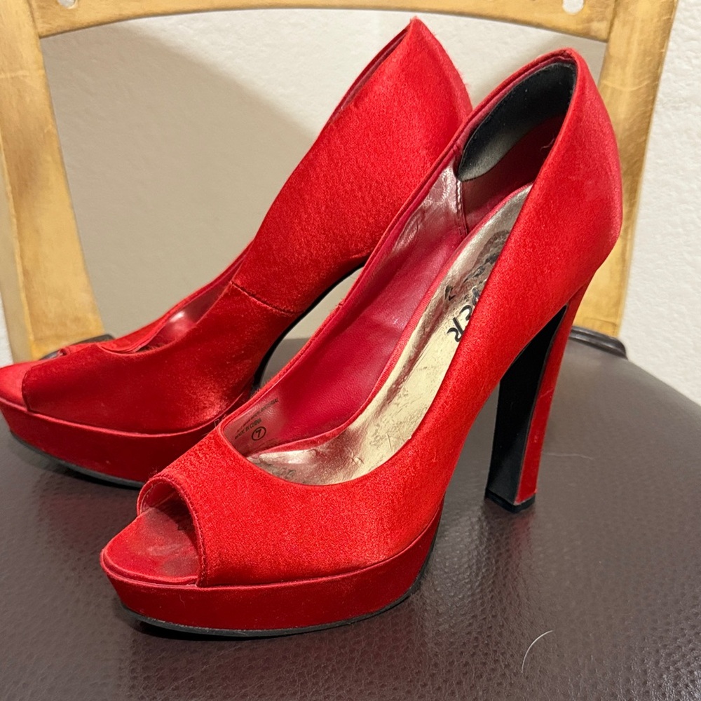 Bumper Vibrant Red Peep-Toe Heels